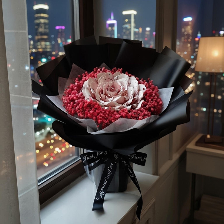 36張百元鈔票花束靠在都市夜景窗邊,有錢花束推薦,生日花束推薦生日禮物推薦