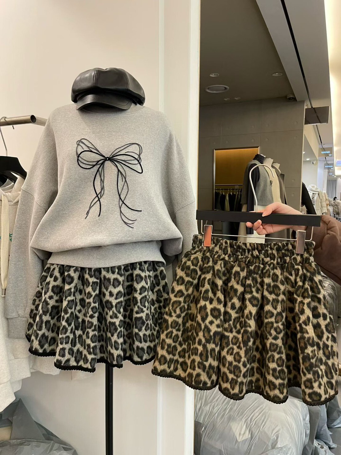 豹紋短毛滾邊短裙