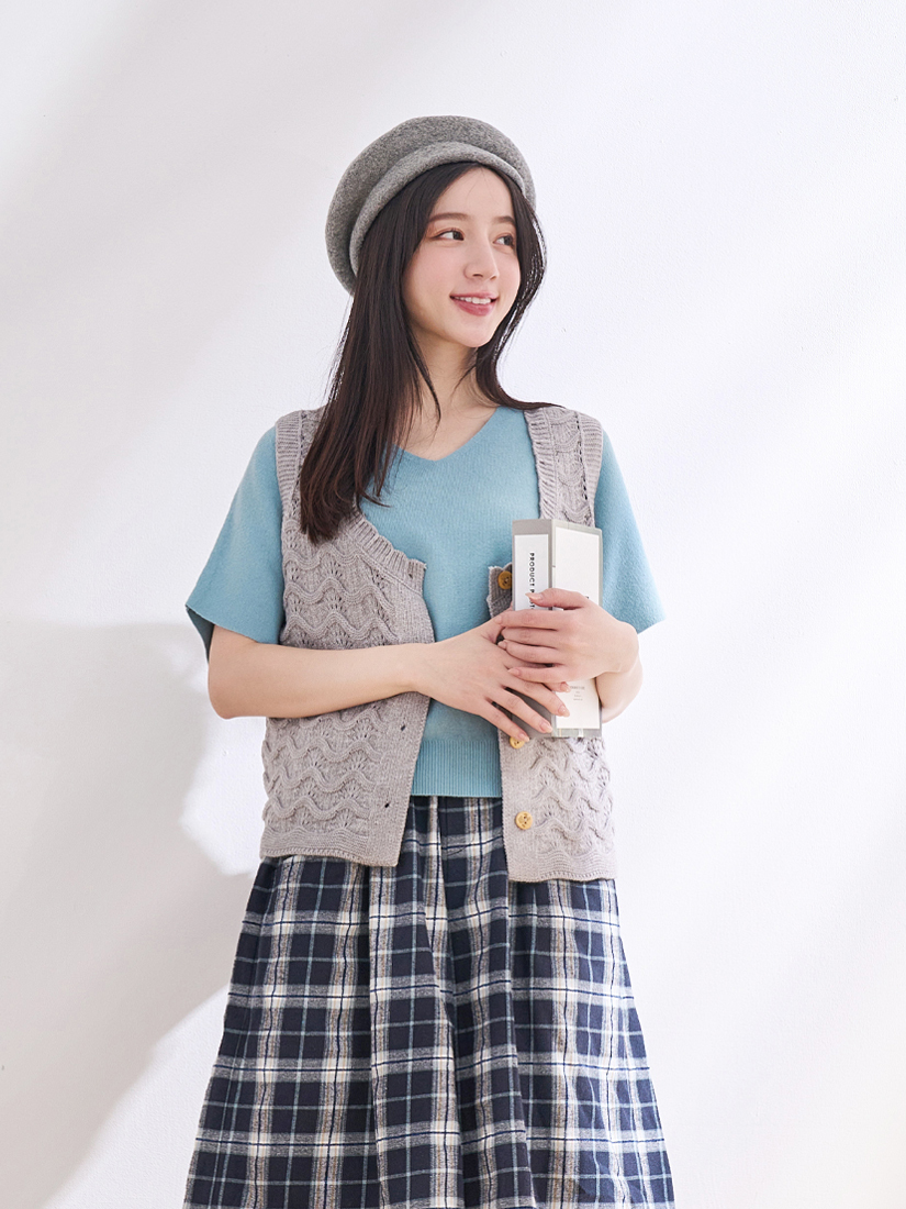 木釦簍空背心V領針織上衣格紋六分褲組合