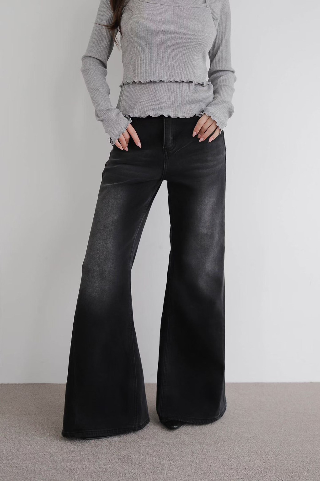 碳黑內加絨喇叭長寬筒牛仔褲