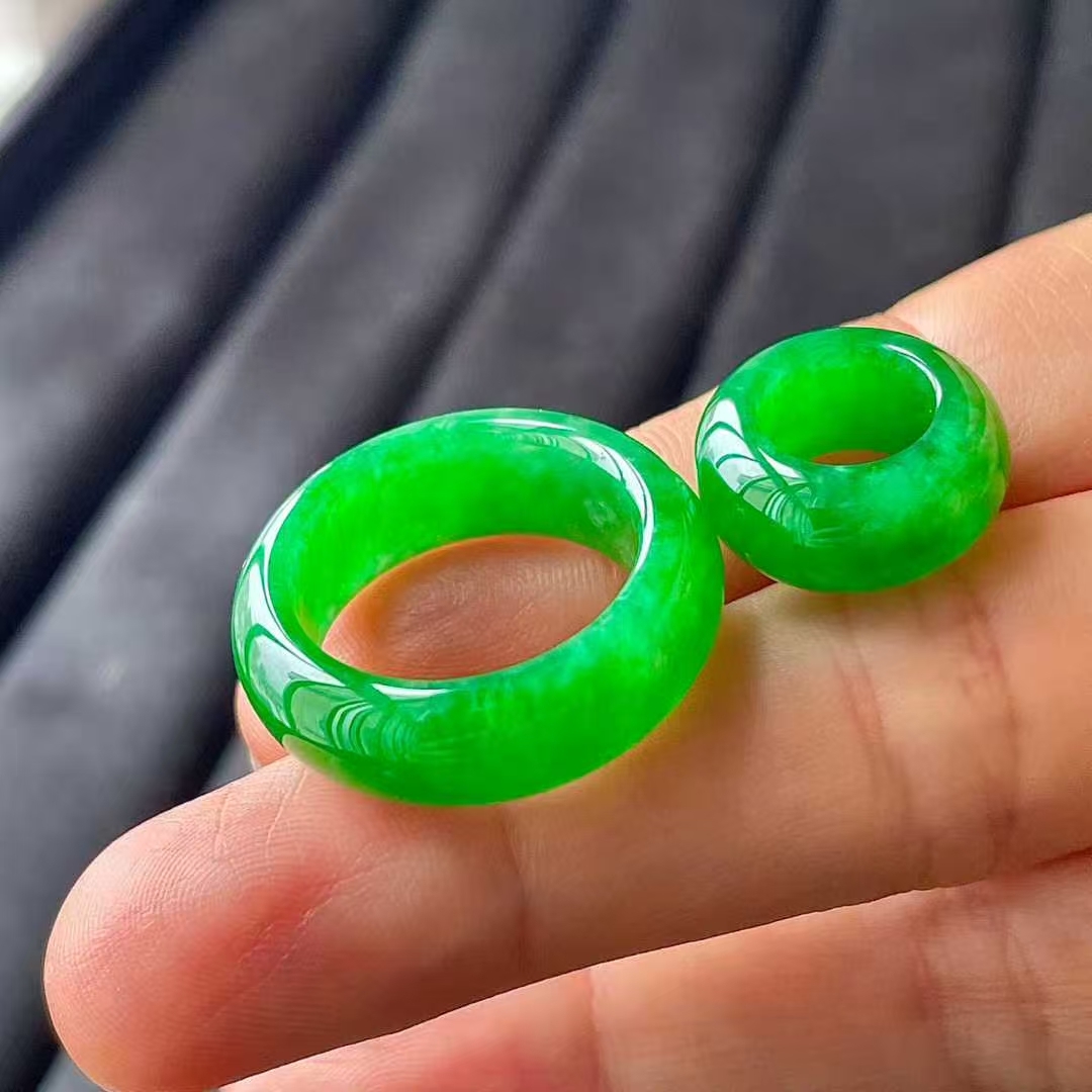 1225557 翡翠冰辣綠指環一套