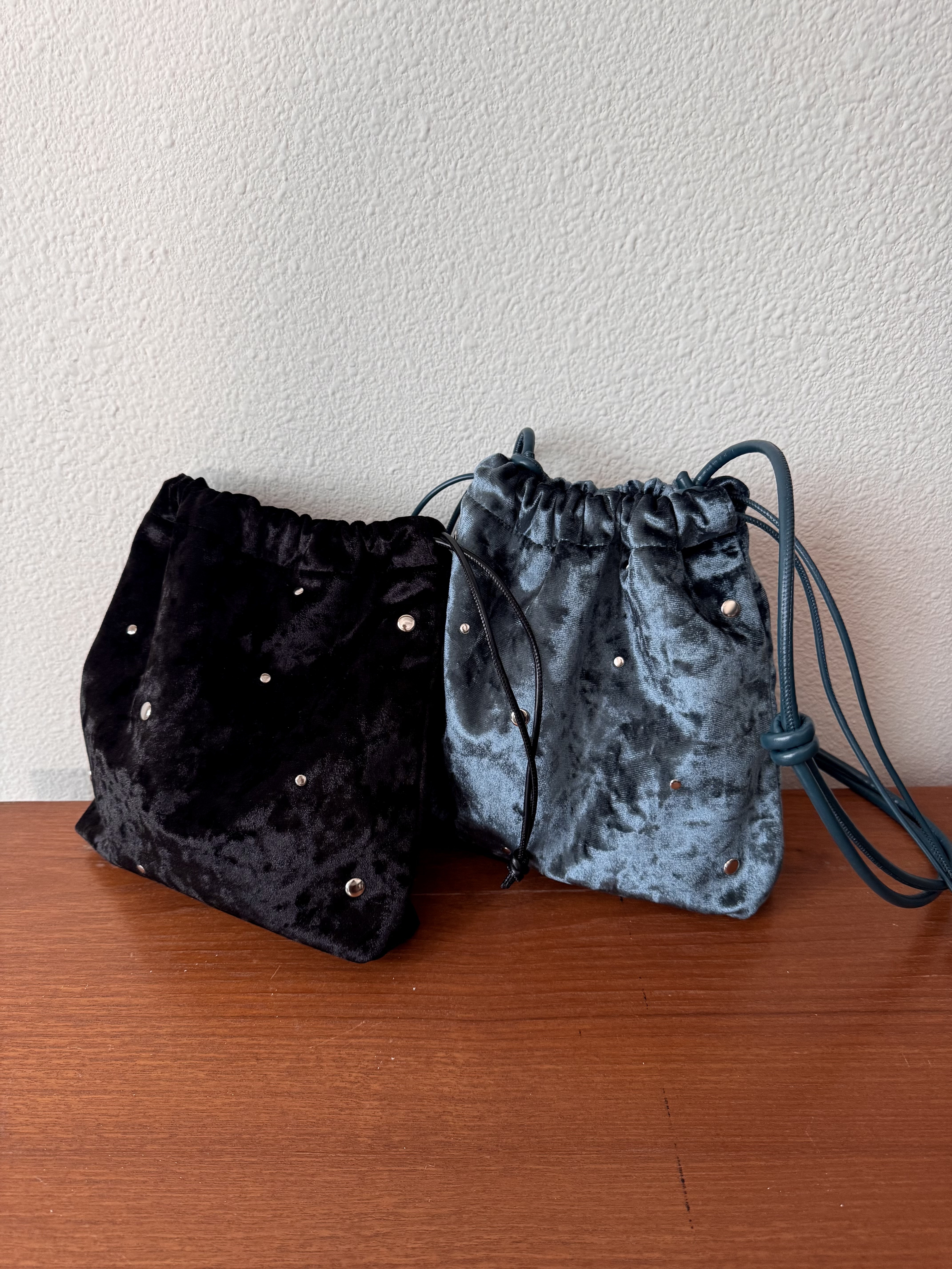 柳釘絲絨斜肩束口袋 - AB6044