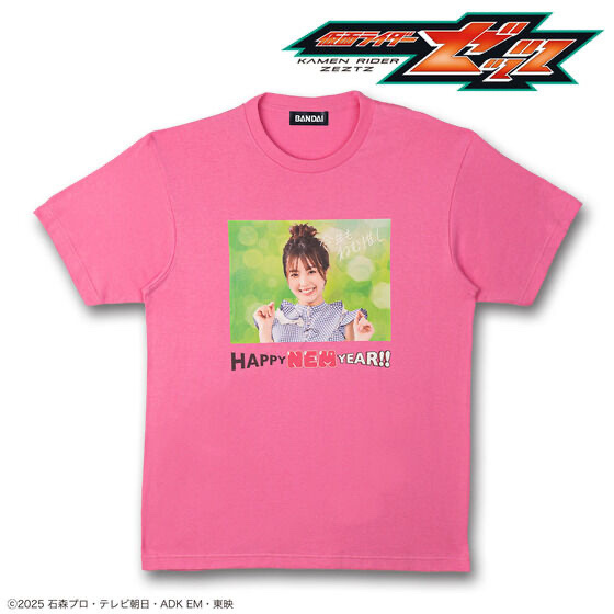 243049 Pbandai 預訂2026/3月 仮面ライダーゼッツ　HAPPY NEM YEAR　Tシャツ（ピンク）