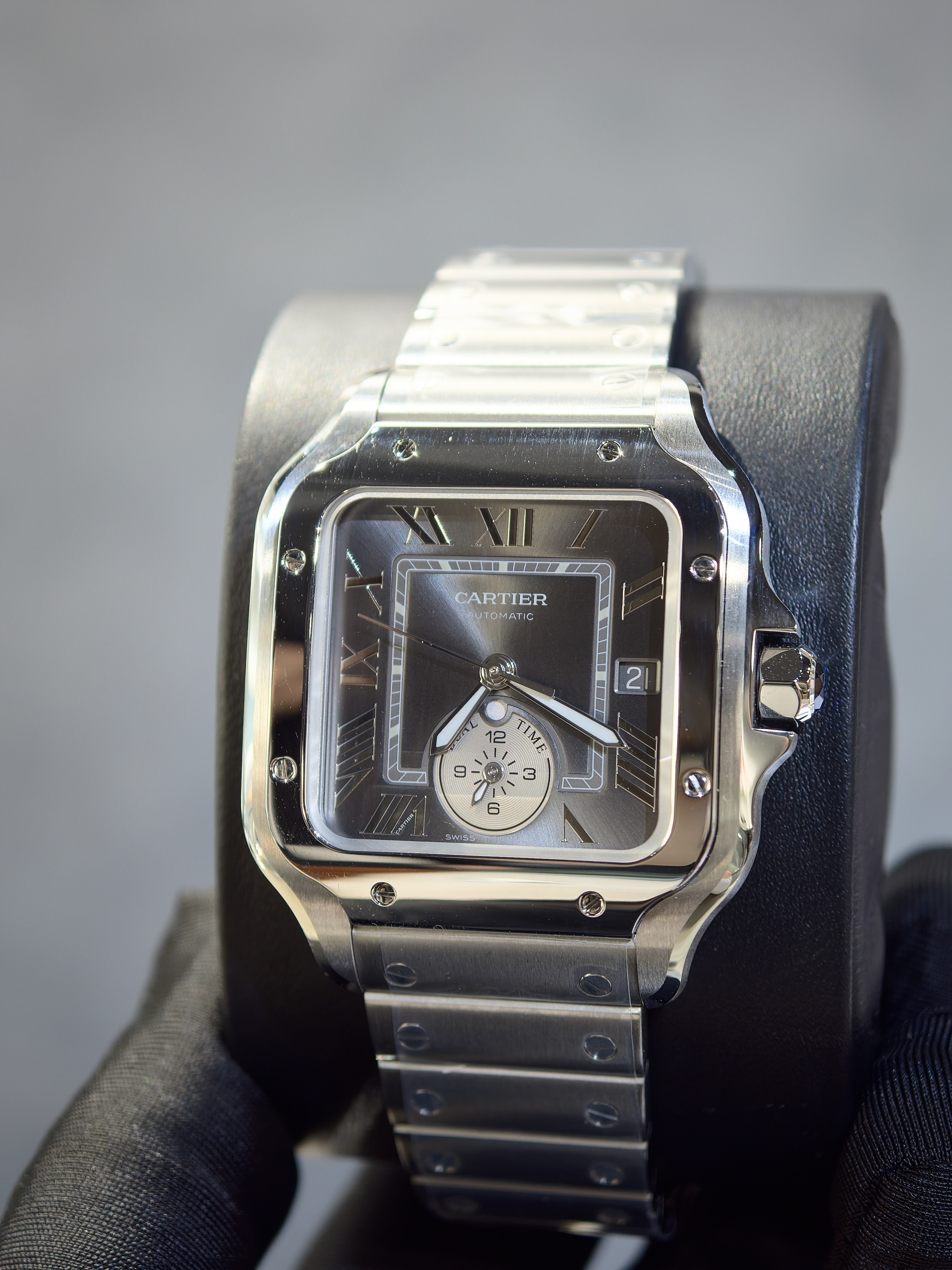 BRAND NEW CARTIER WSSA0076 GREY DIAL SANTOS DE 40MM LARGE MODEL AUTOMATIC MOVEMENT DUAL TIME ZONE STEEL INTERCHANGEABLE STEEL AND LEATHER BRACELETS