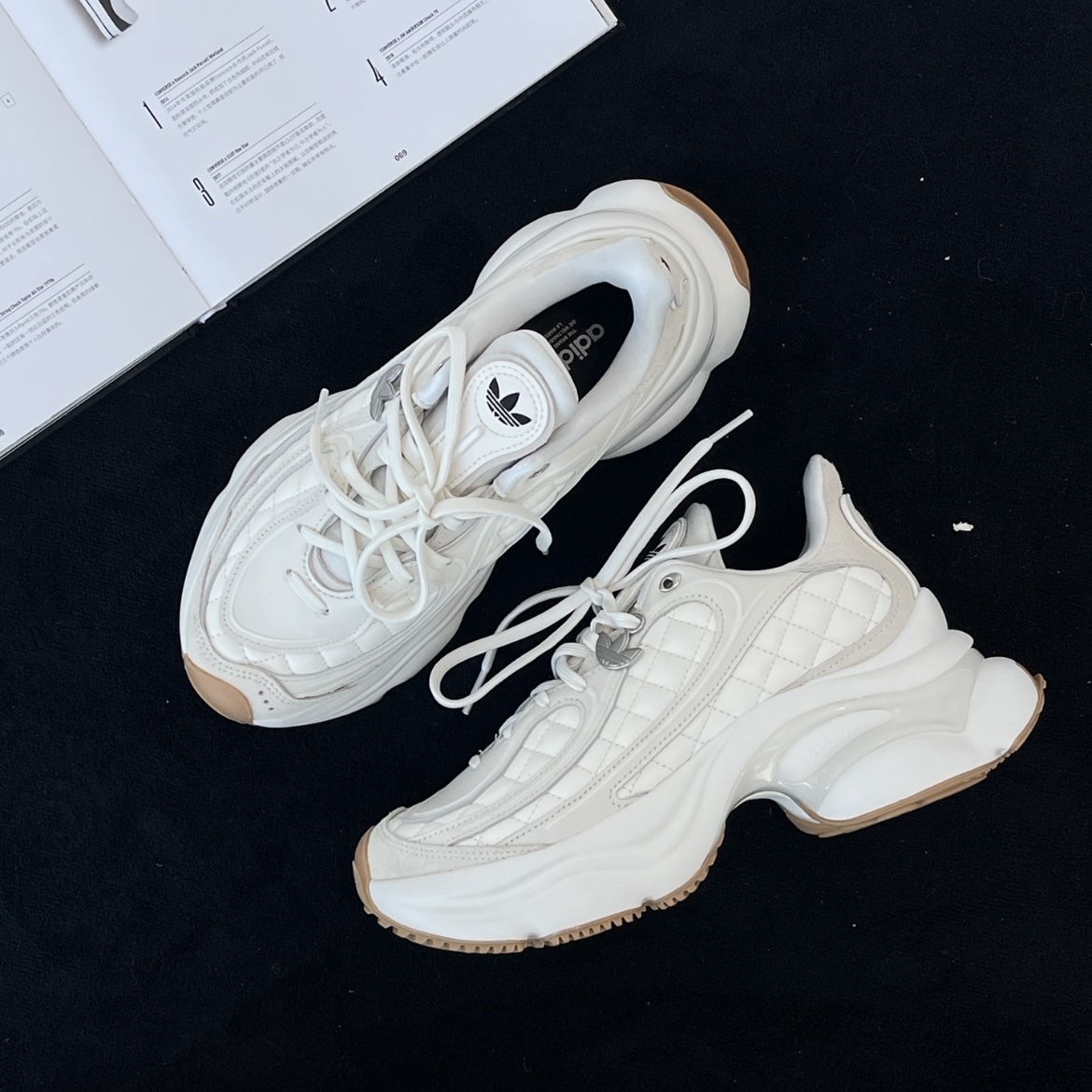 ADIDAS OZVENUZ 奶油米白 小香風 菱格紋 蝴蝶鞋 厚底增高 休閒 女鞋 HQ2643