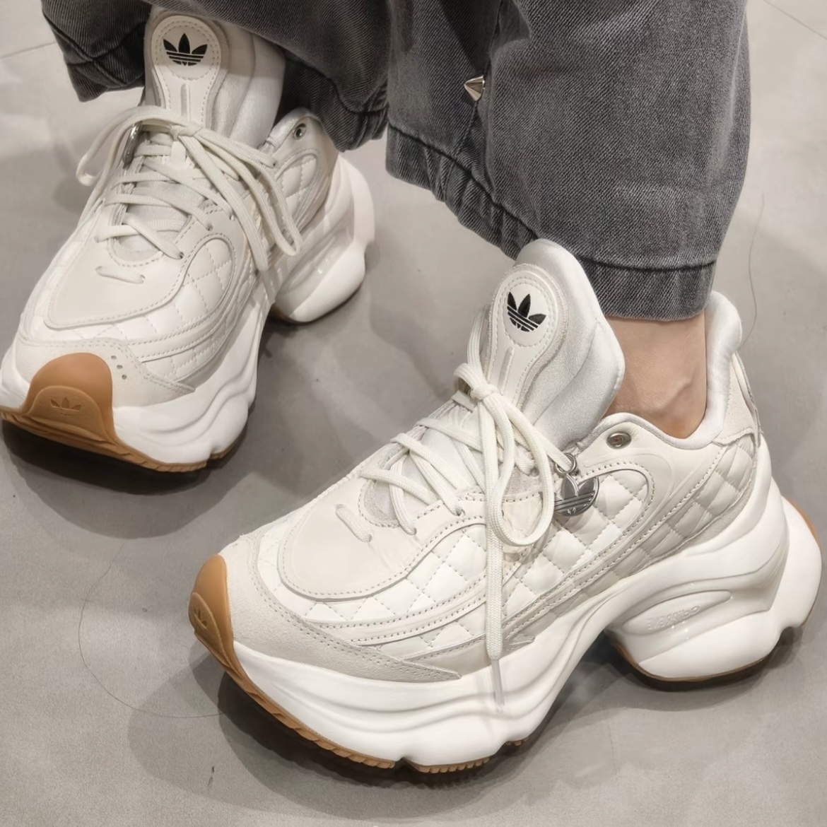 ADIDAS OZVENUZ 奶油米白 小香風 菱格紋 蝴蝶鞋 厚底增高 休閒 女鞋 HQ2643