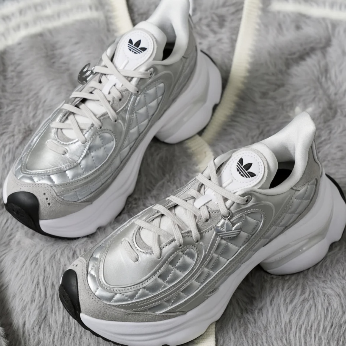 ADIDAS OZVENUZ 灰白銀 菱格紋 小香風 增高厚底 蝴蝶鞋 女鞋 KJ3971