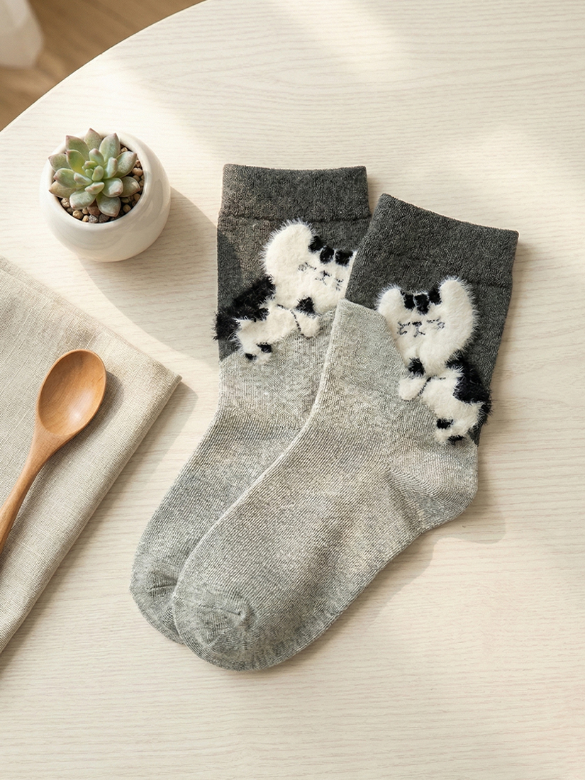 抱睡絨毛貓咪中筒襪