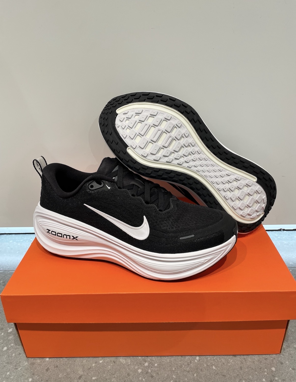 男鞋 NIKE VOMERO PLUS 黑白 氣墊 緩震 網布 透氣 休閒 跑步 運動鞋【HV8150-002】