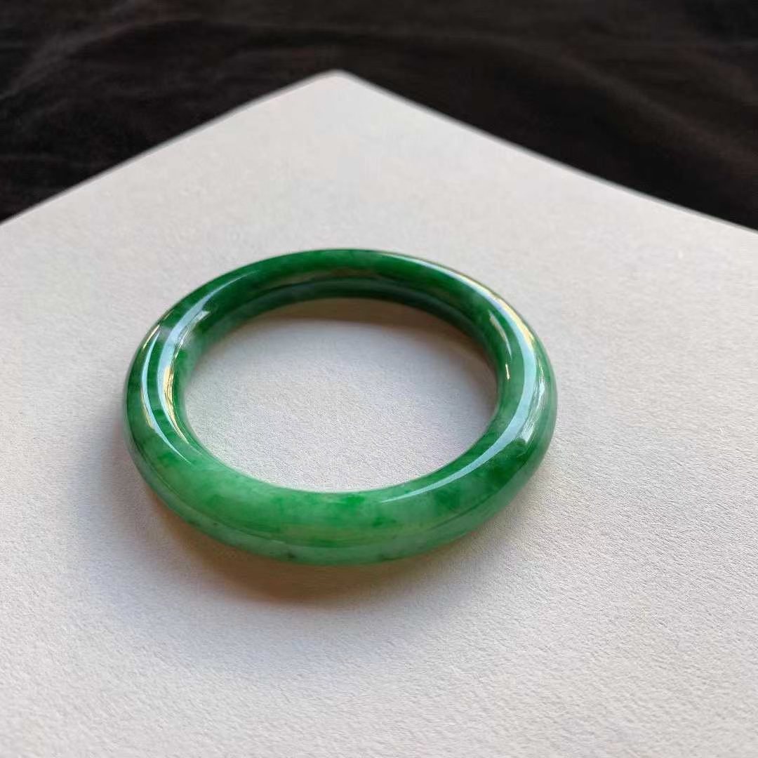 12252349 54.6mm翡翠辣陽綠圓條手鐲 (54-56)