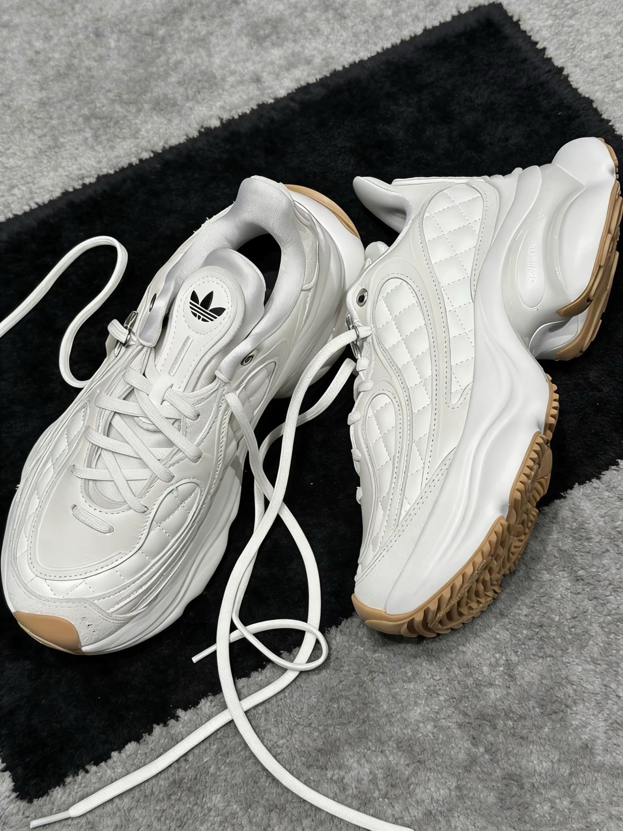 KTQ STORE ‧ ADIDAS OZVENUZ 小香風 菱格紋奶油白 米白 焦糖底 蝴蝶鞋增高厚底 HQ2643