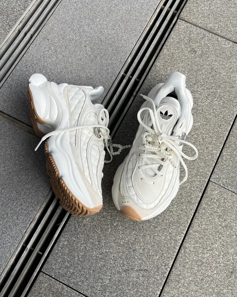 KTQ STORE ‧ ADIDAS OZVENUZ 小香風 菱格紋奶油白 米白 焦糖底 蝴蝶鞋增高厚底 HQ2643