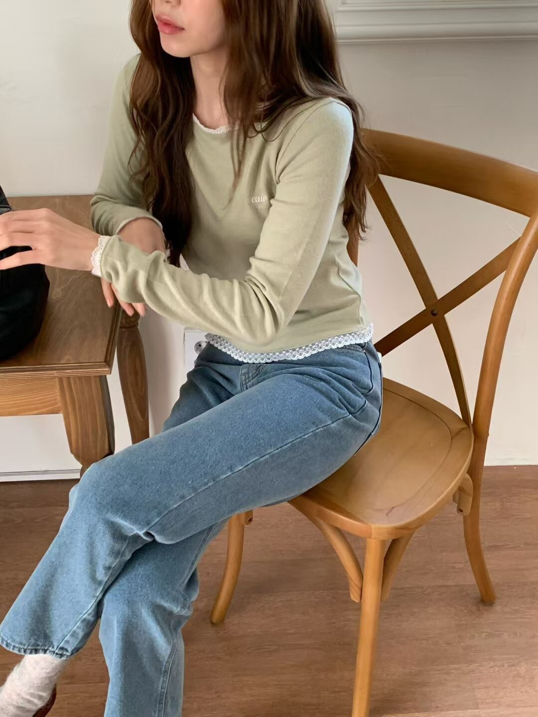 白色蕾絲滾邊刺繡字母圓領上衣-F / 4色