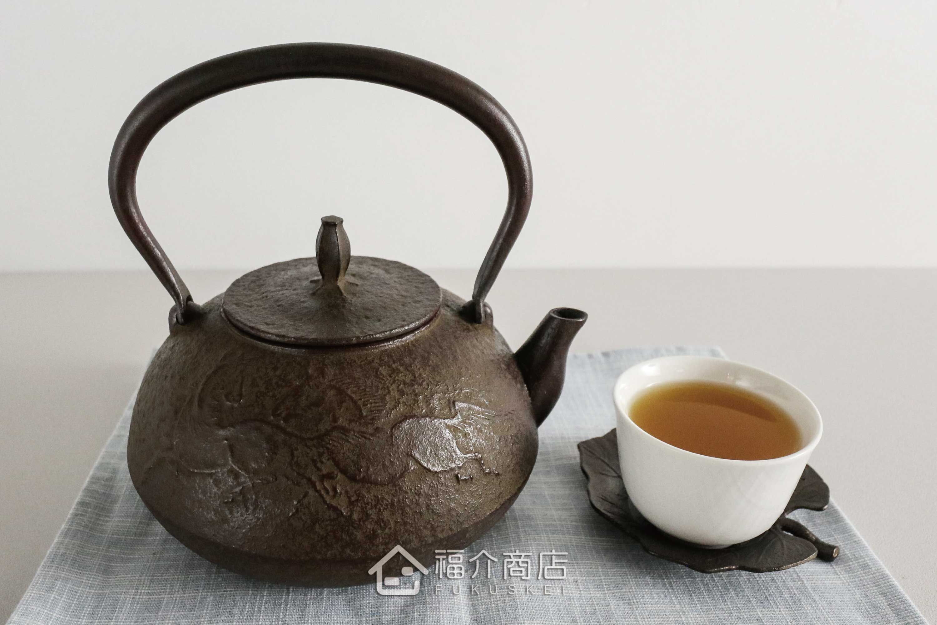 佐藤勝久所製作煮水泡茶用的鐵壺,壺身是馬紋造型