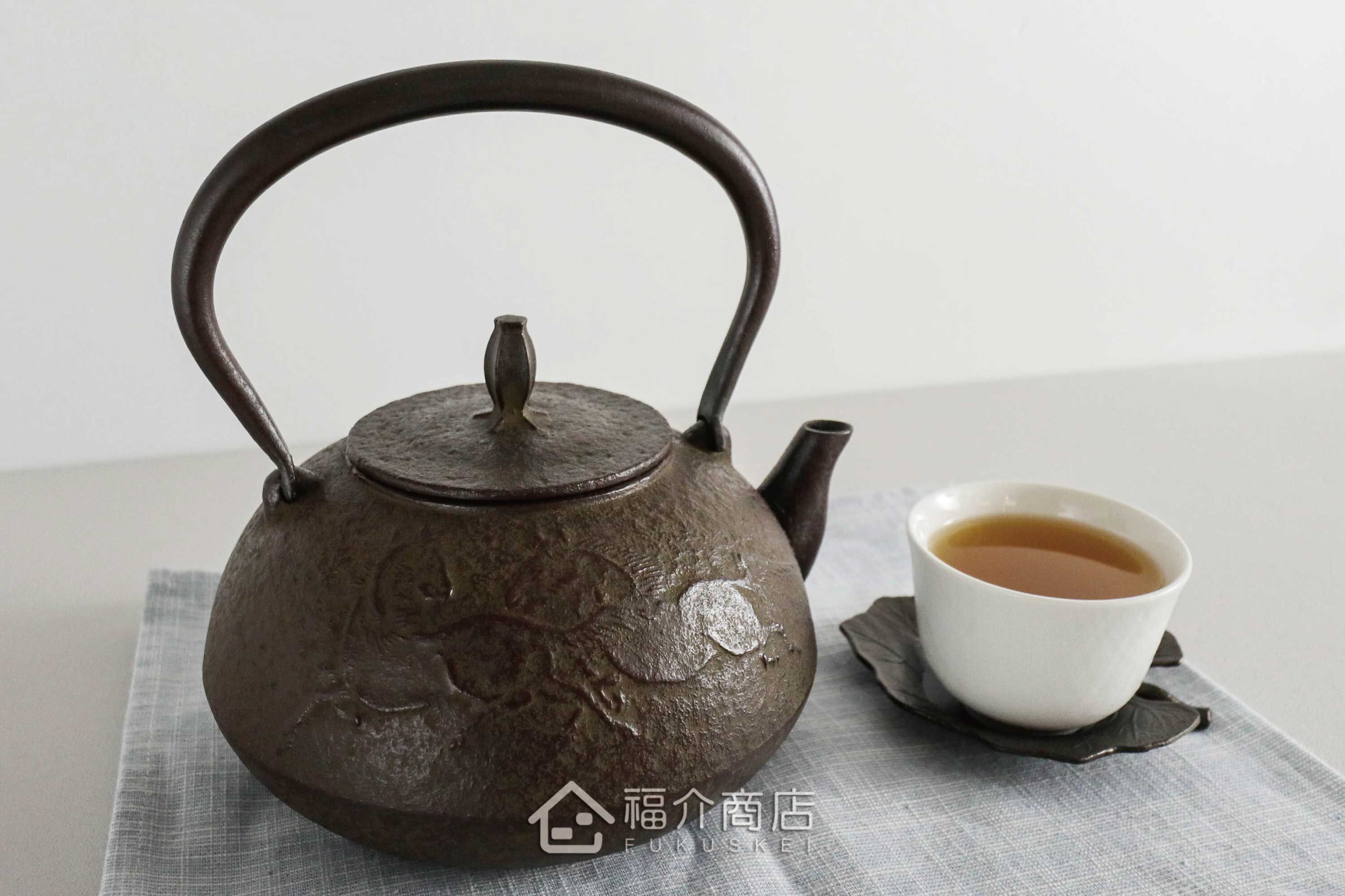 佐藤勝久所製作煮水泡茶用的鐵壺,壺身是馬紋造型