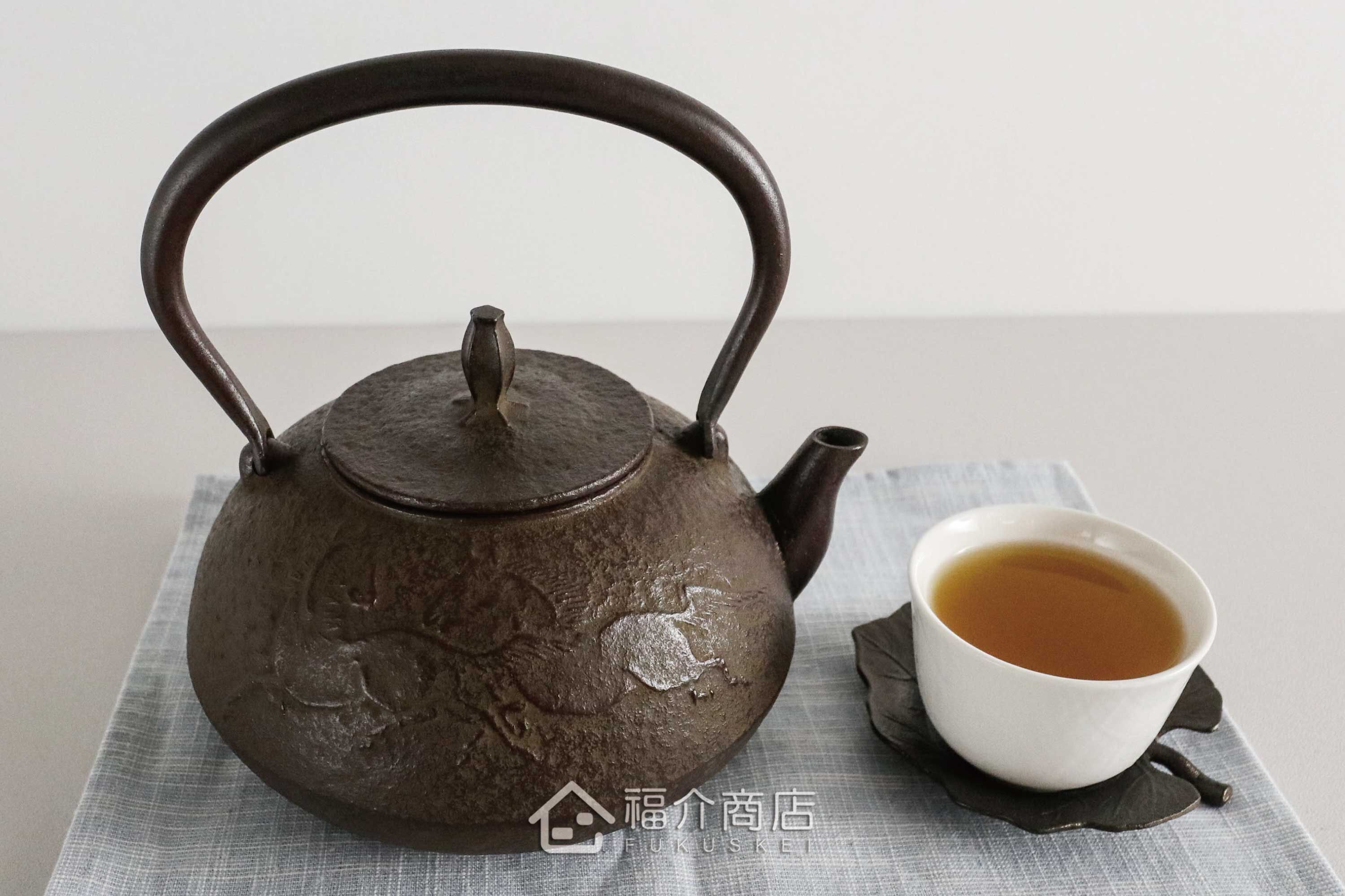 佐藤勝久所製作煮水泡茶用的鐵壺,壺身是馬紋造型