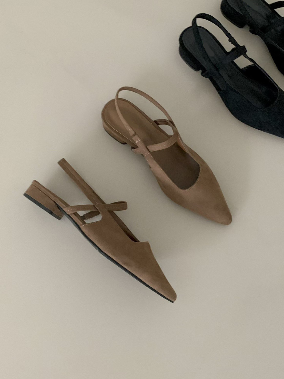 一字後勾帶造型尖頭平底娃娃鞋 / 2色