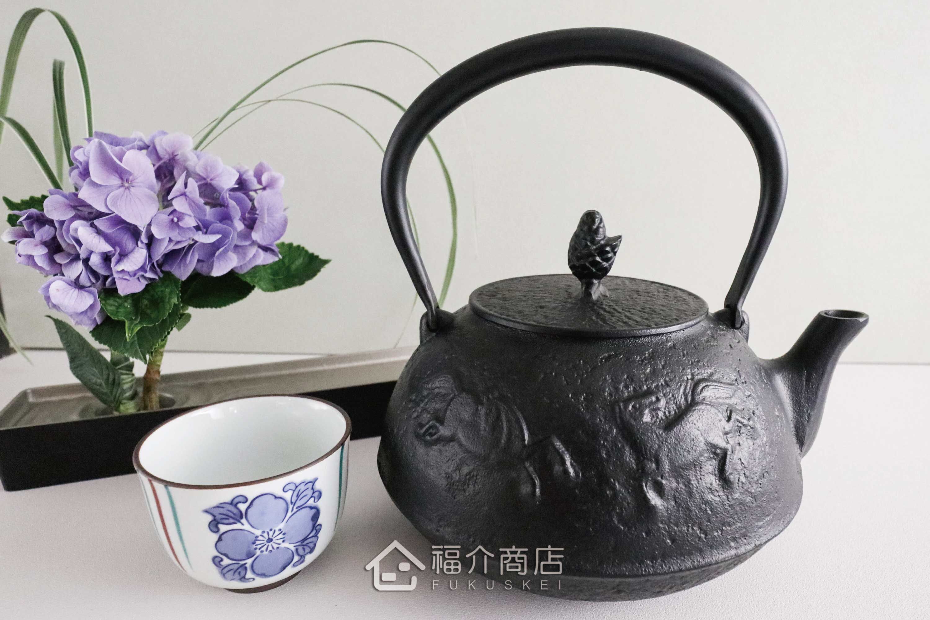 岩鑄所製作煮水泡茶用的日本鑄鐵壺在壺身有馬紋設計造型