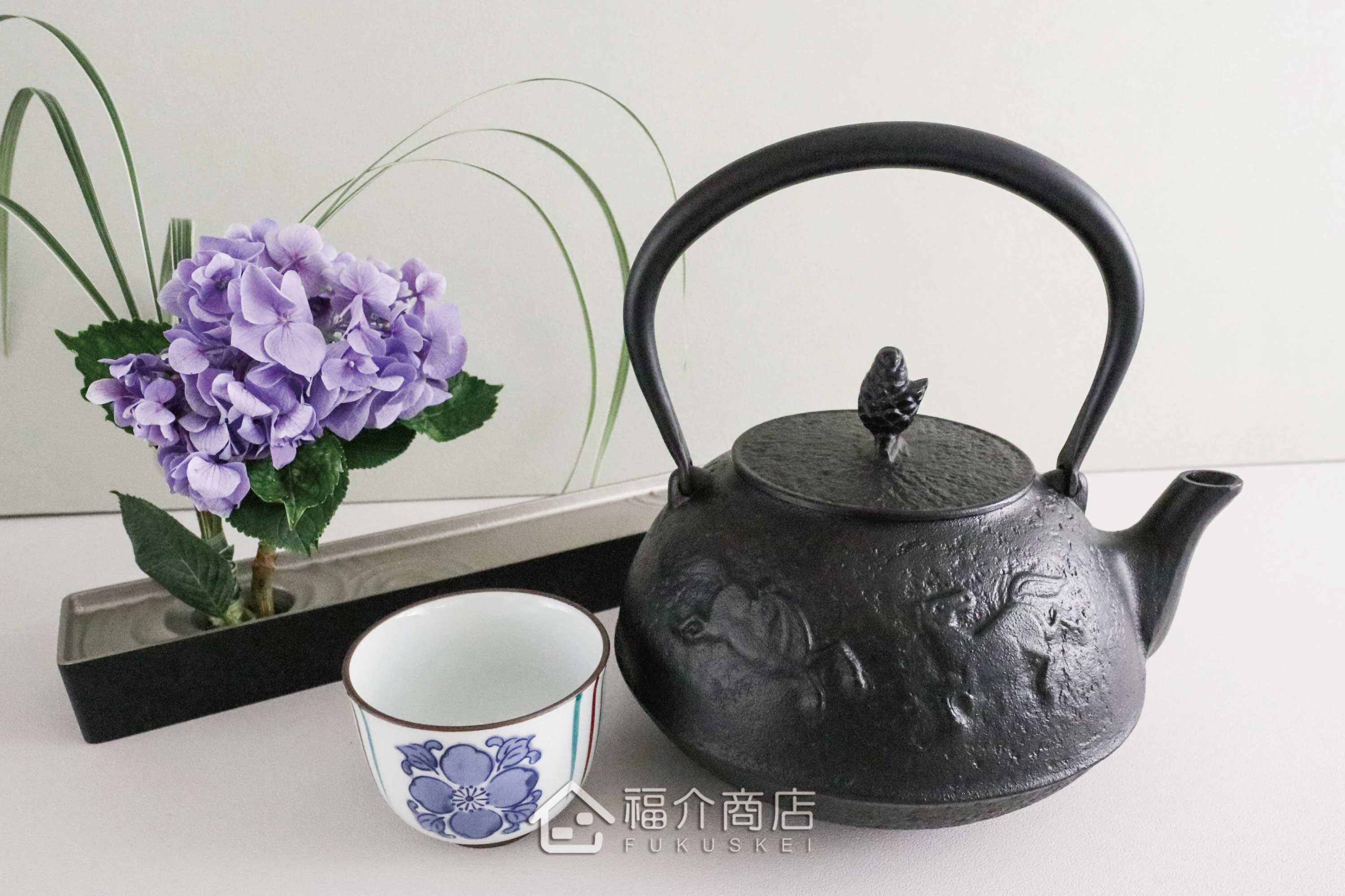 岩鑄所製作煮水泡茶用的日本鑄鐵壺在壺身有馬紋設計造型