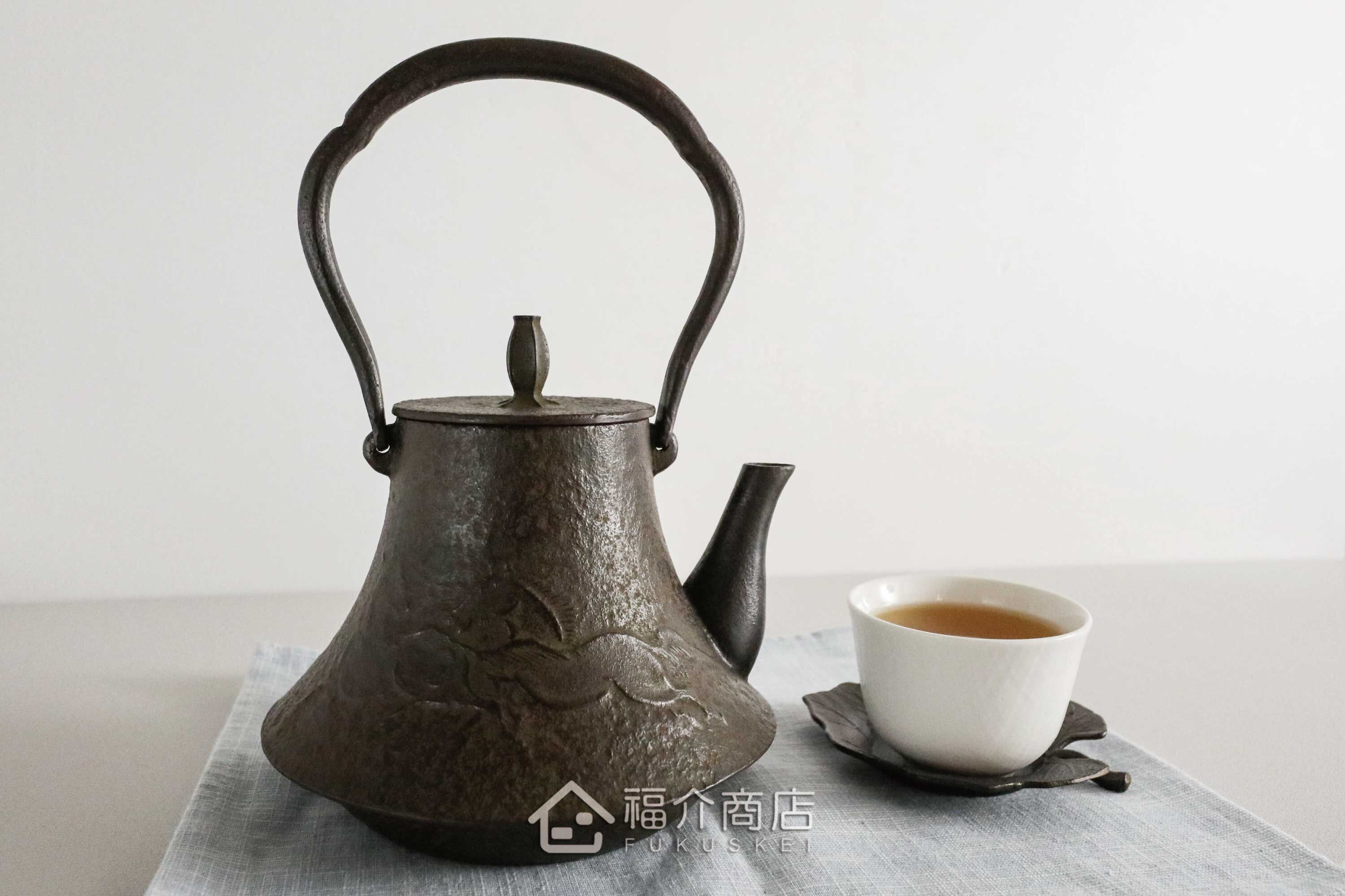 煮水泡茶用富士型的馬與山稜紋樣造型日本製鐵壺