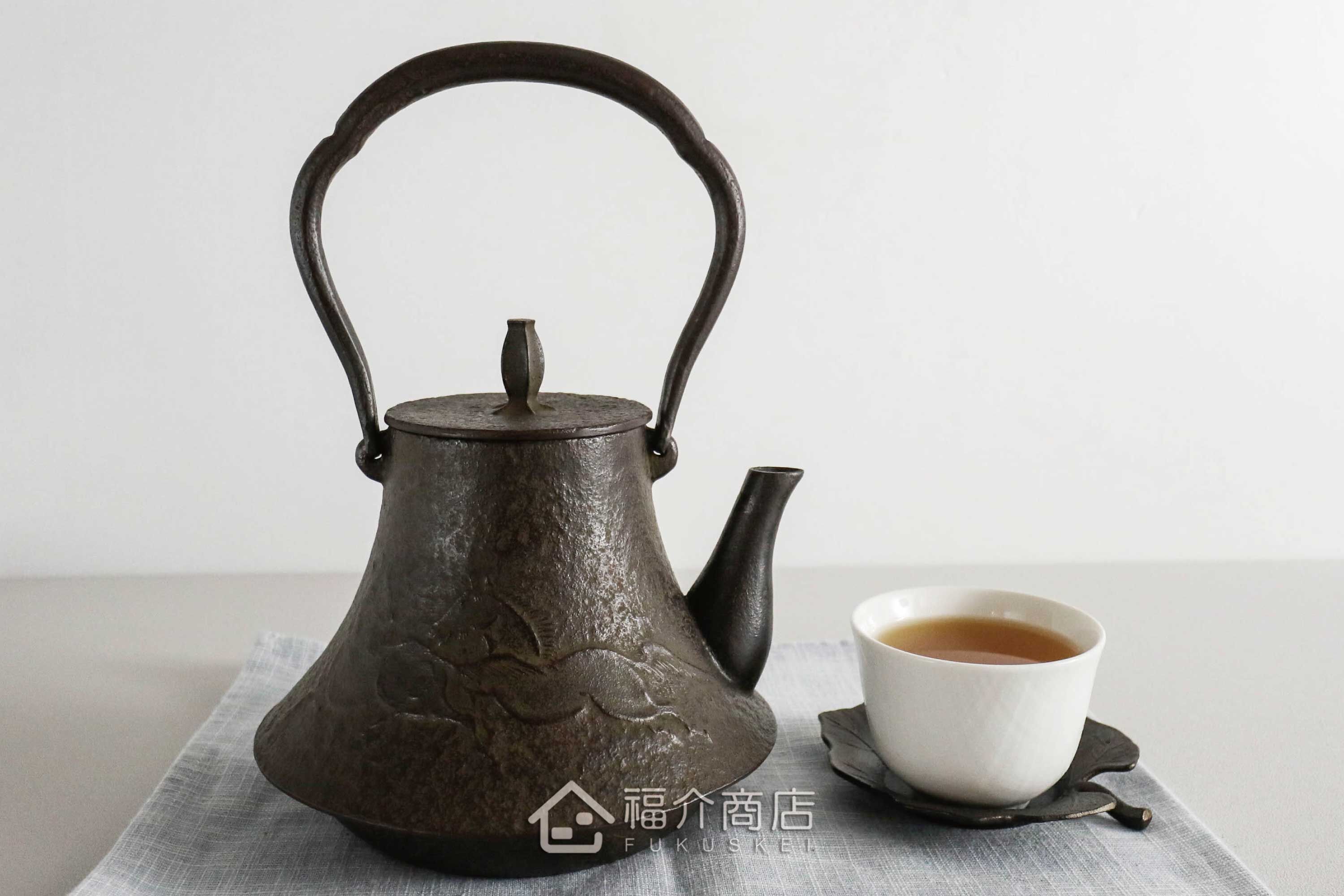 煮水泡茶用富士型的馬與山稜紋樣造型日本製鐵壺