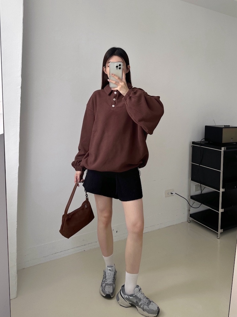 超可愛啦～羊羔絨上排釦大學Tee