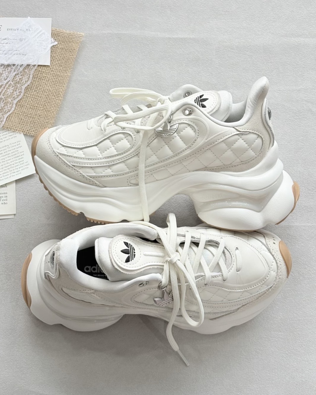 ADIDAS OZVENUZ 小香風 菱格紋 奶油白 米白 焦糖底 蝴蝶鞋 增高 厚底 宋雨琦同款 女鞋 HQ2643 / 預購