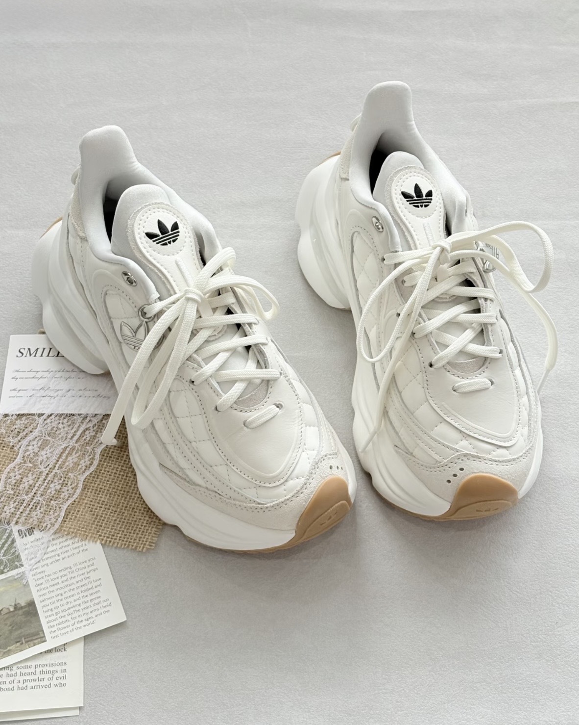 ADIDAS OZVENUZ 小香風 菱格紋 奶油白 米白 焦糖底 蝴蝶鞋 增高 厚底 宋雨琦同款 女鞋 HQ2643 / 預購