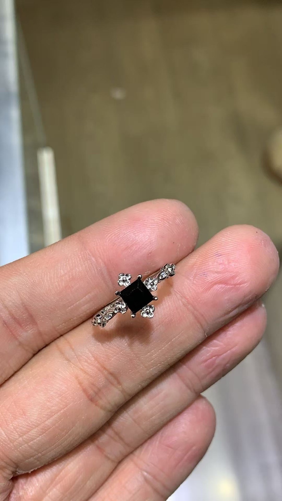 優惠價只有24小時！ 限量優惠只有三件！ 逾時恢復原價！  天然黑尖晶戒指來啦！！  晶體好，近全淨體 造型和工藝絕對驚艷！ 主石方5mm 925銀精工鑲嵌  市價 2.8萬 寵粉價格 僅需6600！！  ✅鍍金 三色可選 ：  白k/黃k/ 玫瑰金   ✅主石可換  瑞士藍拓帕石 / 紅石榴/ 透輝石  /紫水晶 / 黃水晶 / 黑尖晶   +1000 代打證書 +500改固定圈  喜歡的朋友們 留言+1 （ 主石種類 + 台子顏色 ） 給您下單連結喔！！