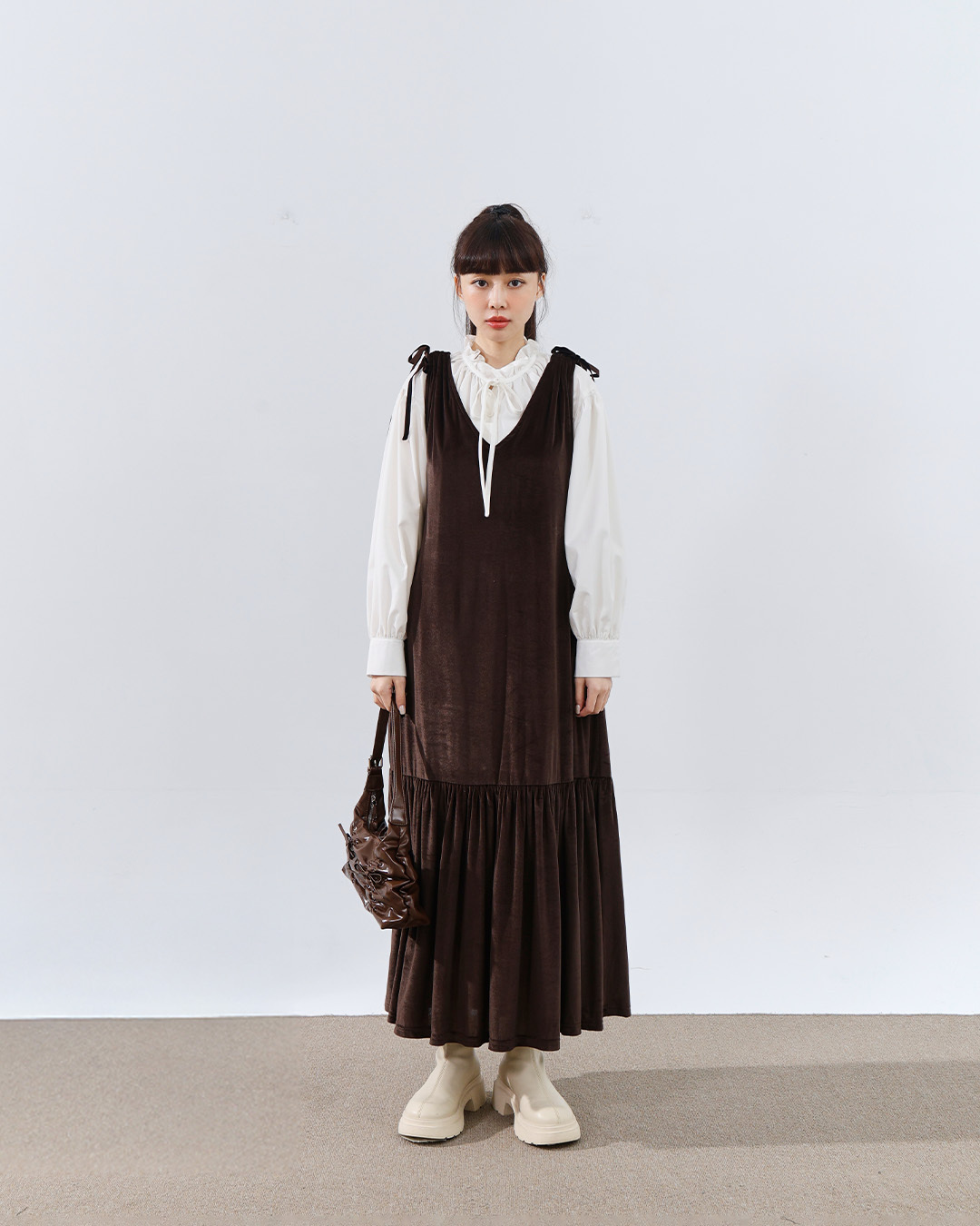 Semi-smooth velvet V-neck strappy maxi dress, available in two colors.【01087199】in stock+pre-order