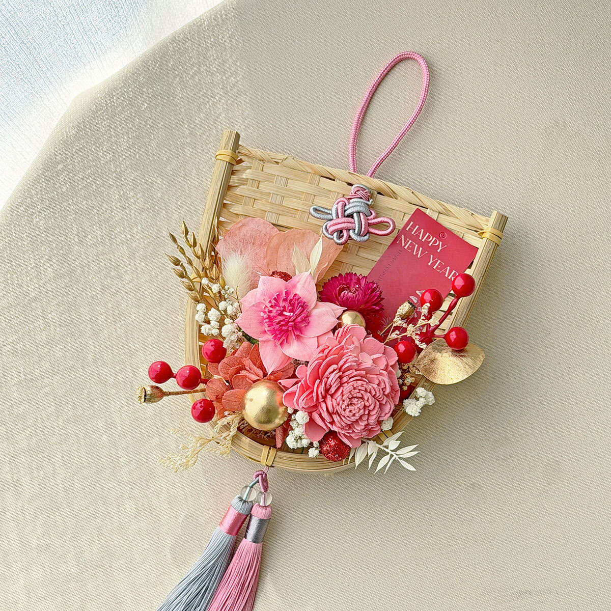 【官網限定款】WR07｜粉色系畚箕掛飾/新年掛飾｜索拉花/乾燥花/永生葉材(右上新年裝飾紙卡款式隨機)