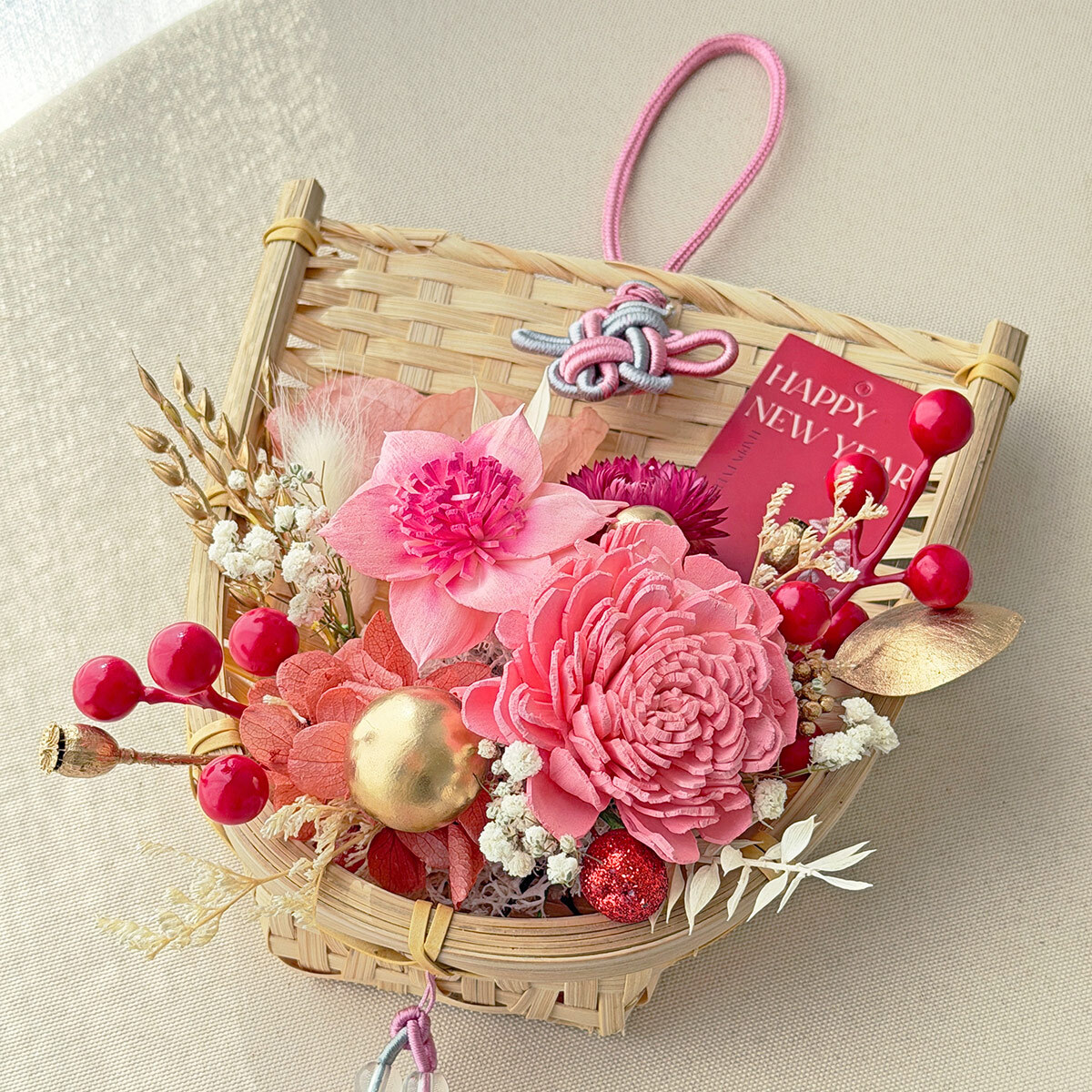 【官網限定款】WR07｜粉色系畚箕掛飾/新年掛飾｜索拉花/乾燥花/永生葉材(右上新年裝飾紙卡款式隨機)
