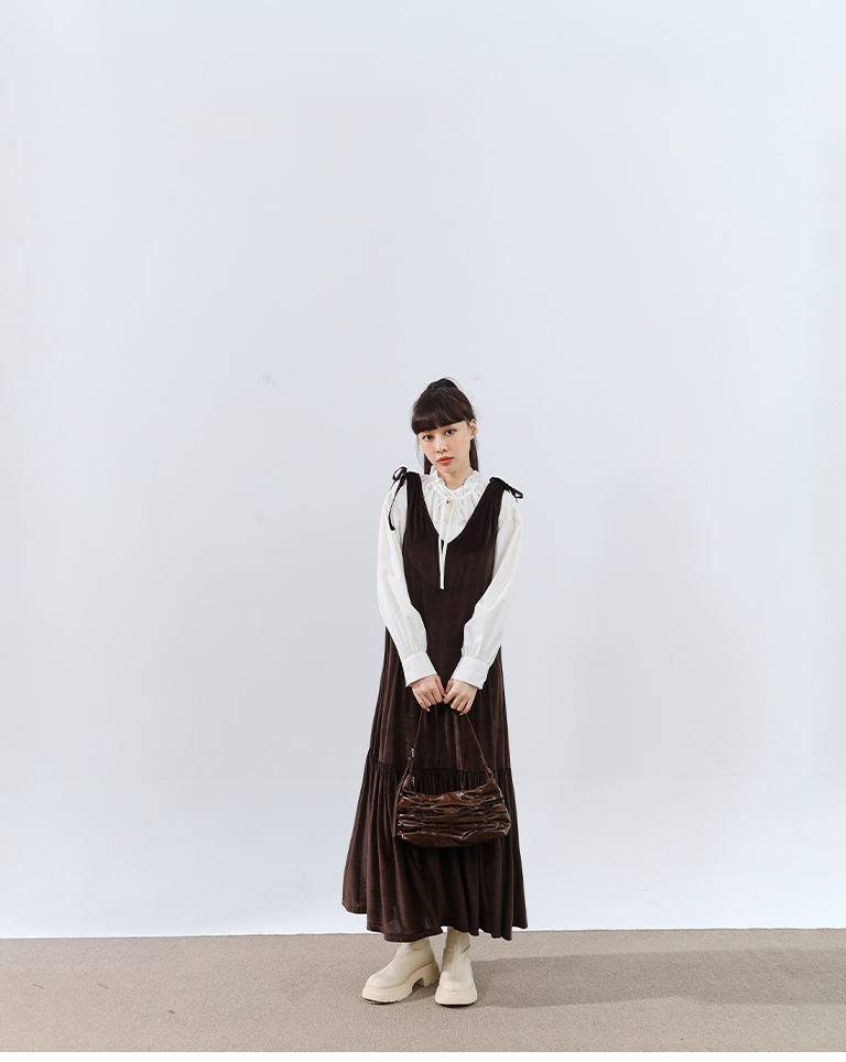 Semi-smooth velvet V-neck strappy maxi dress, available in two colors.【01087199】in stock+pre-order