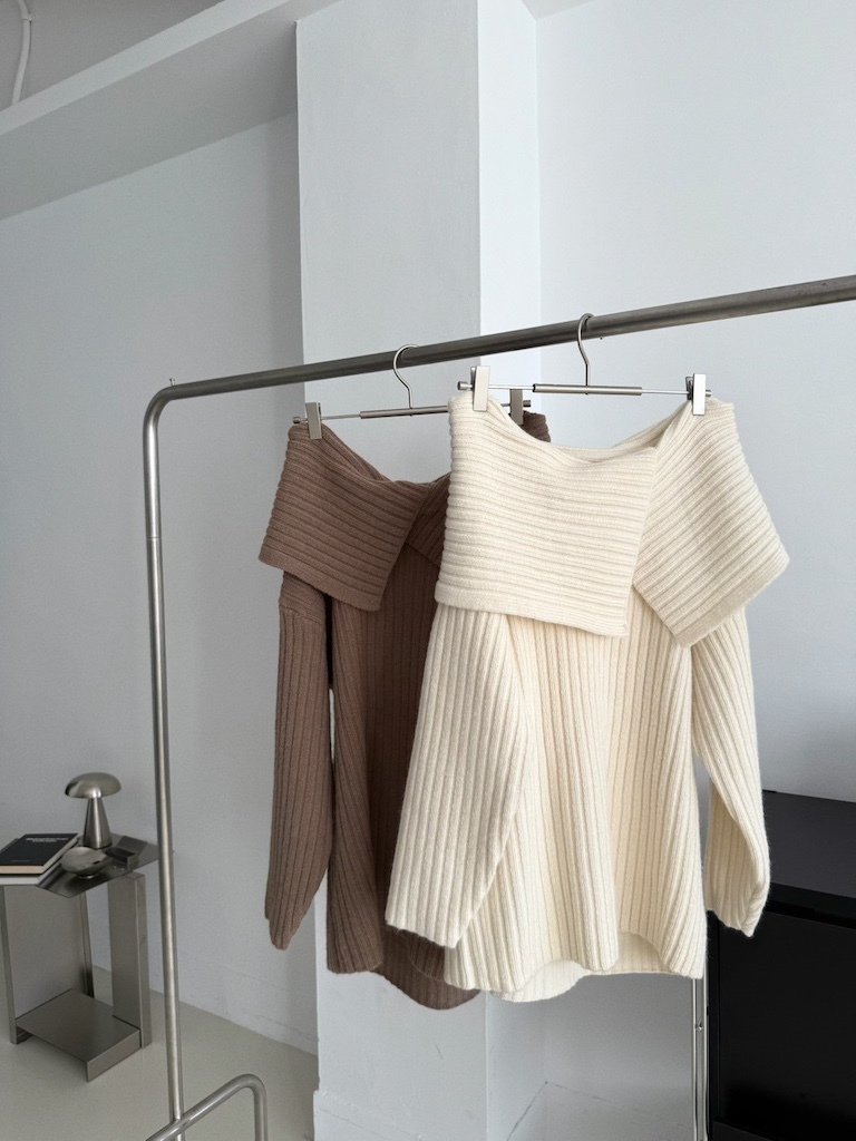 開衩大翻領坑條針織上衣