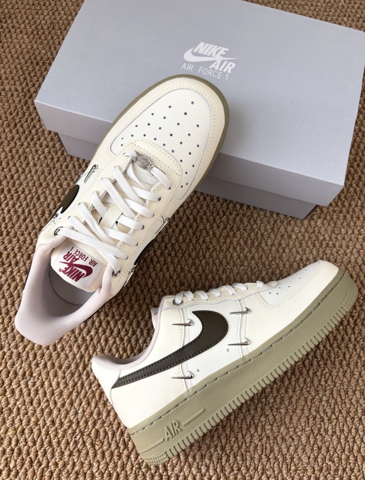 【逢甲 FUZZY】W Nike Air Force 1 "Soft Pearl" 馬年限定 四小勾 米棕綠 IQ9802-022