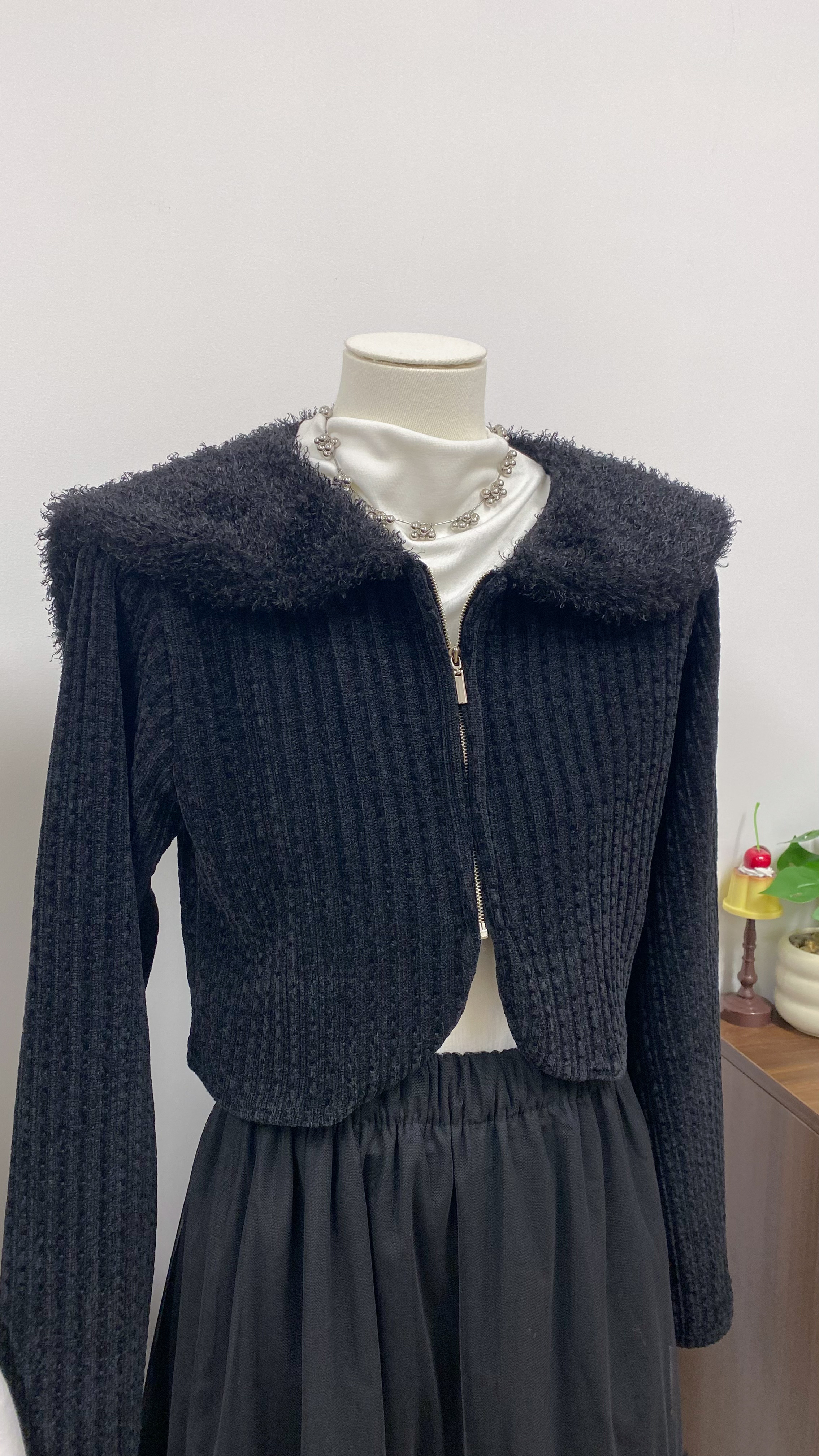 黑色毛毛翻領短外套