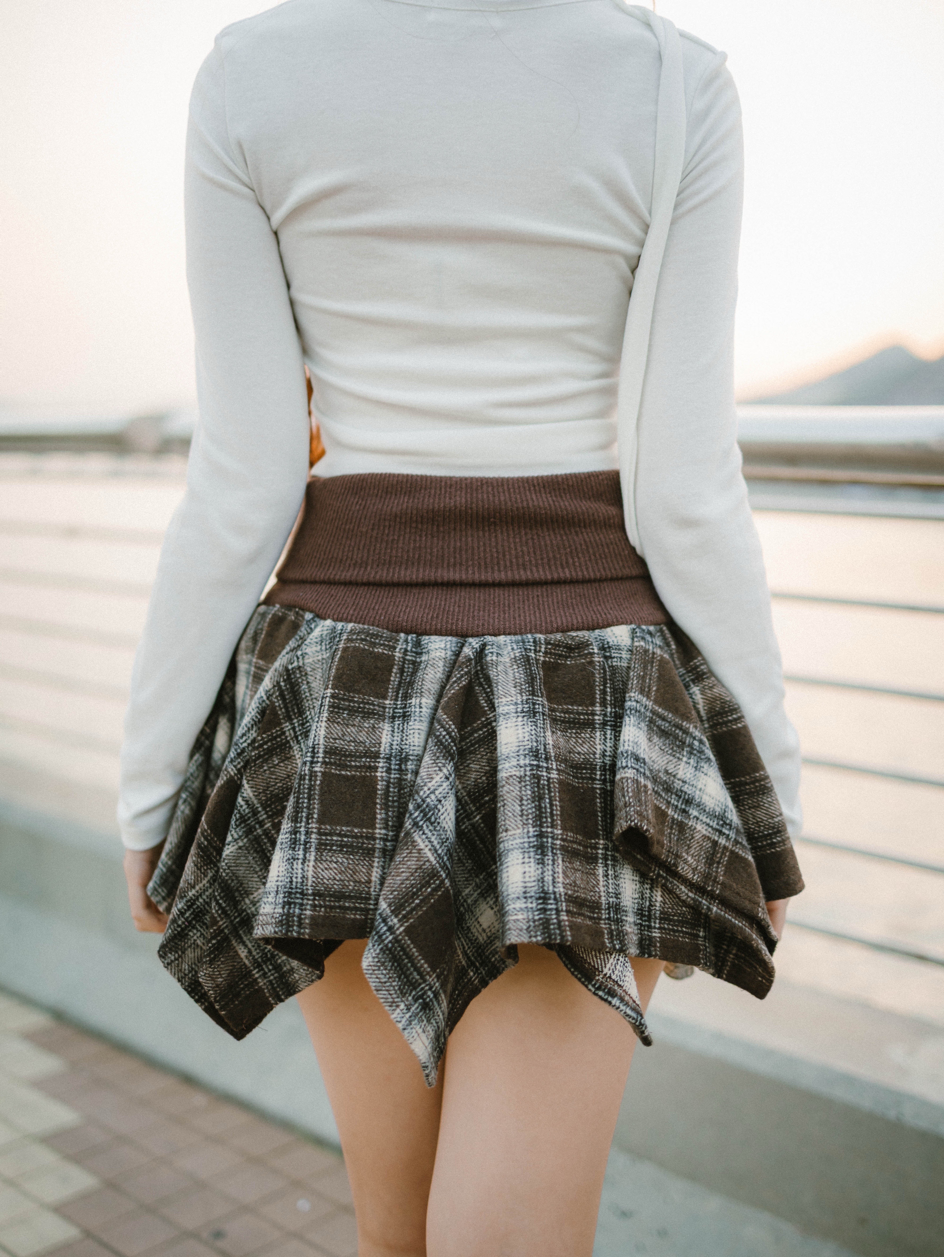 修腰不規則反褶格紋短裙