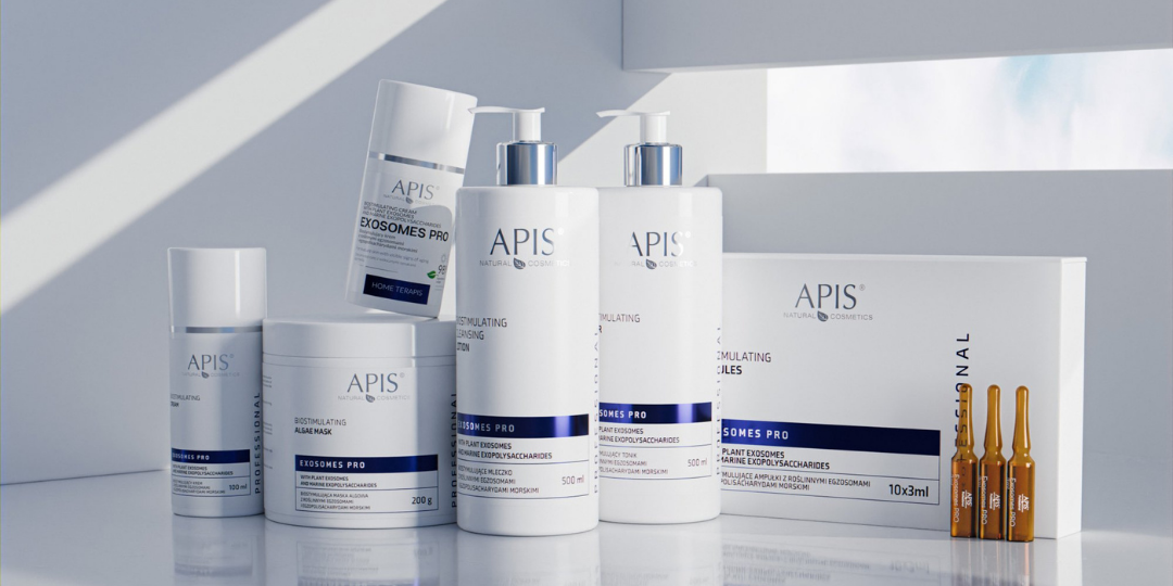 APIS Natural Cosmetics Exosomes Pro 系列專業護膚套裝，包含生物刺激藻泥面膜、潔面乳及安瓶精華，白色簡約包裝設計配合深藍色標誌 / APIS Natural Cosmetics Exosomes Pro professional skincare set featuring Biostimulating Algae Mask, cleansing lotion, and glass ampoules in minimalist white packaging with deep blue accents.