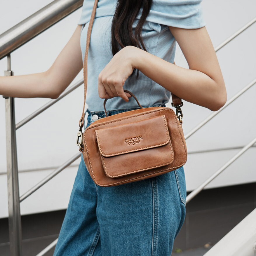 慢盒厚片真皮斜背包 - 5557(兩色)