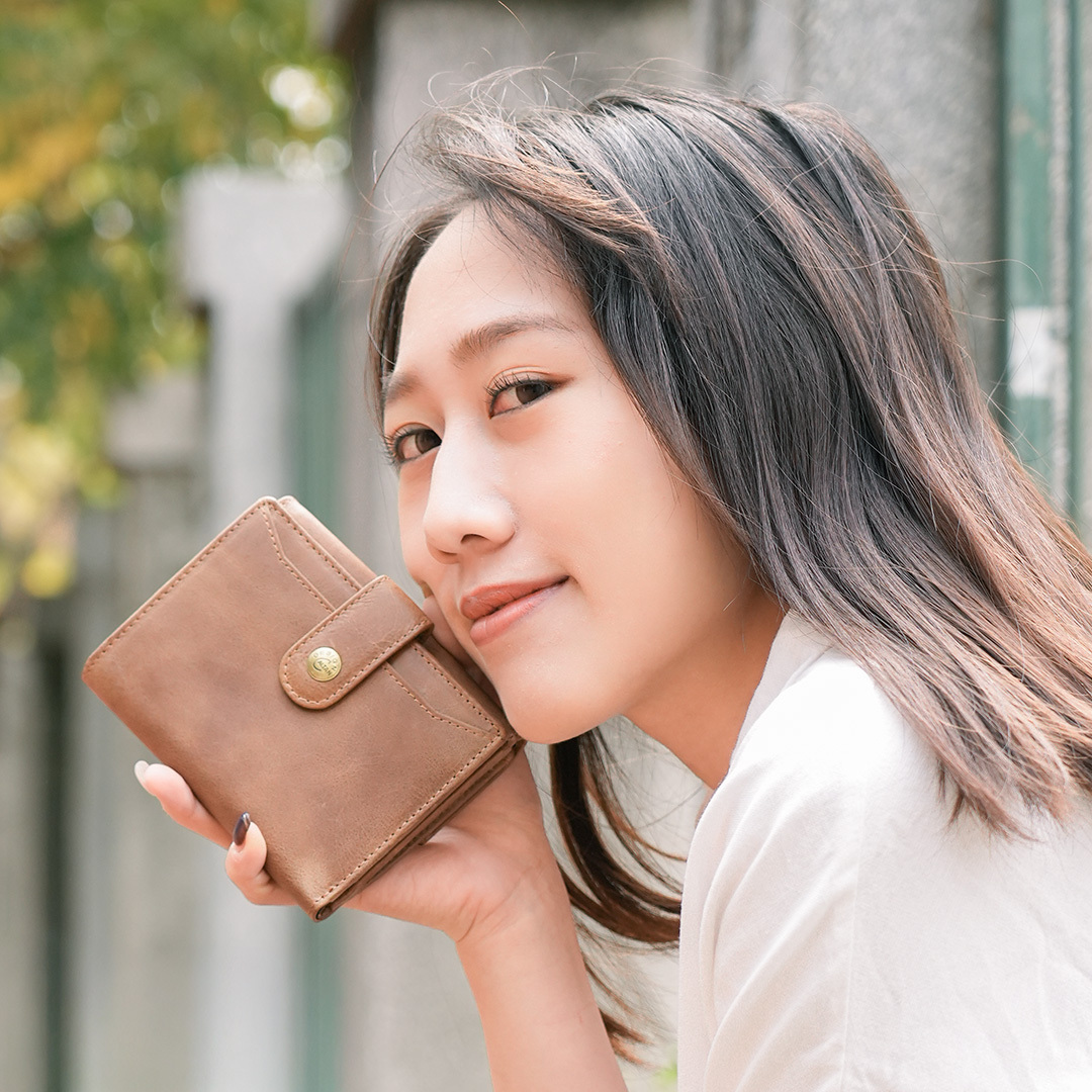 真皮英倫風雙釦式多功能中夾-四色(074351)