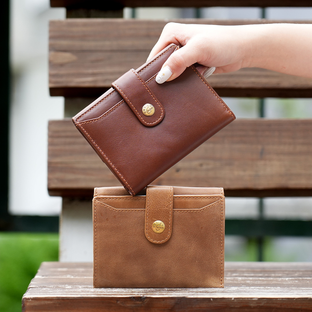 真皮英倫風雙釦式多功能中夾-四色(074351)