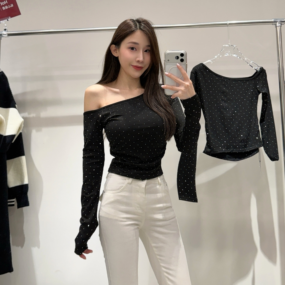 【閃亮辣妹】DOMISS滿鑽風斜肩長袖上衣-3色 露肩上衣 (現+預)