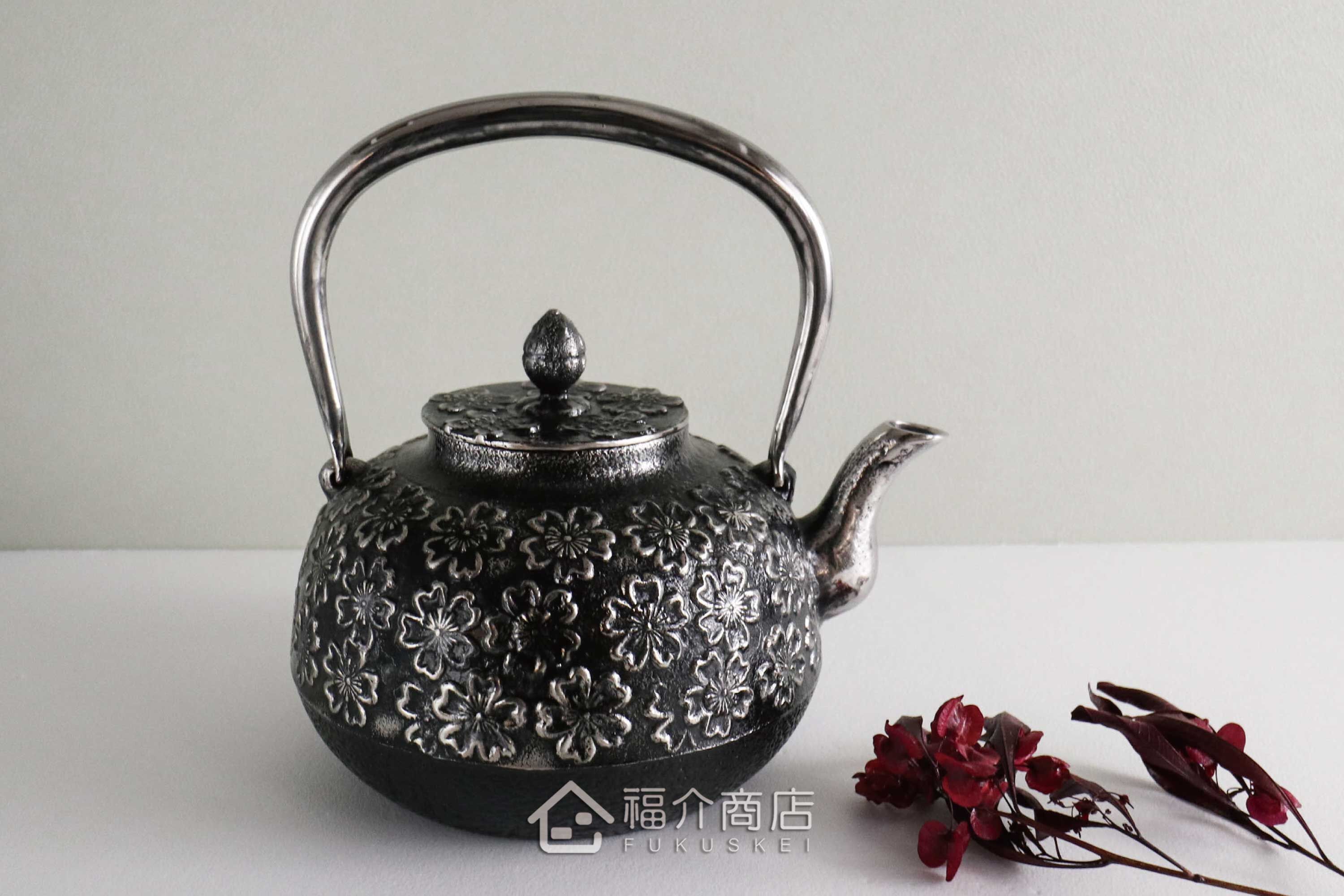 金野和司所製作的日本砂鐵壺,壺身設計櫻花造型紋樣,煮水泡茶用的鐵壺