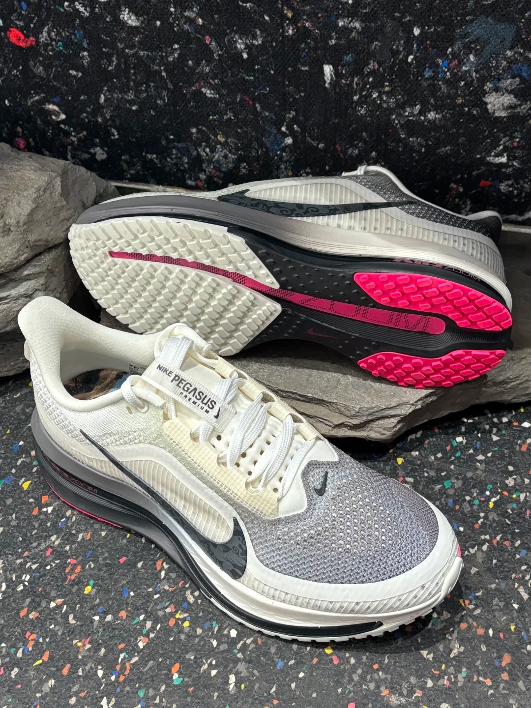 男鞋 NIKE PEGASUS PREMIUM 白黑粉 米色 桃紅 鴛鴦 馬年 新年 翅膀 氣墊 緩震 輕盈 運動鞋【IQ1130-001】CNY