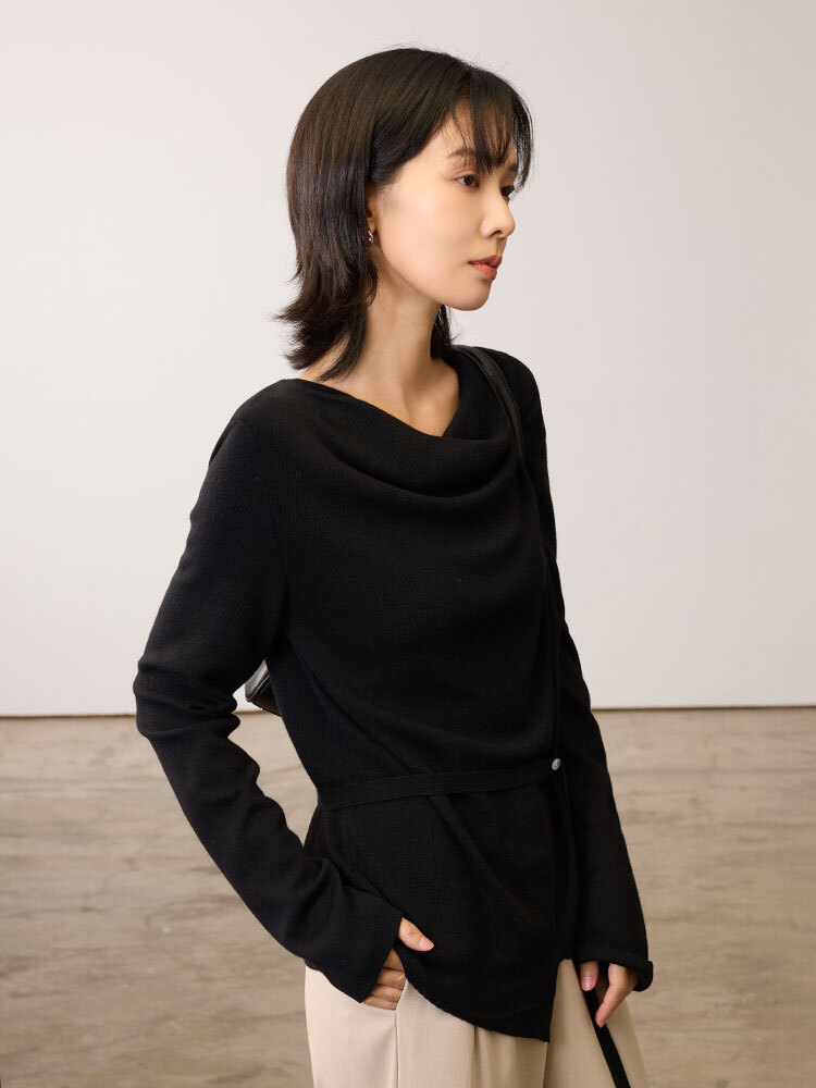 OH!HER 垂褶領不對稱扣帶針織上衣(30%絲光羊毛）