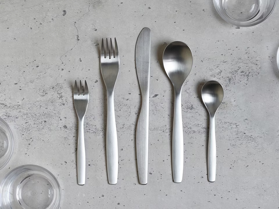 KINTO-HIBI 系列餐具,不銹鋼製成,表面舒適握感佳。