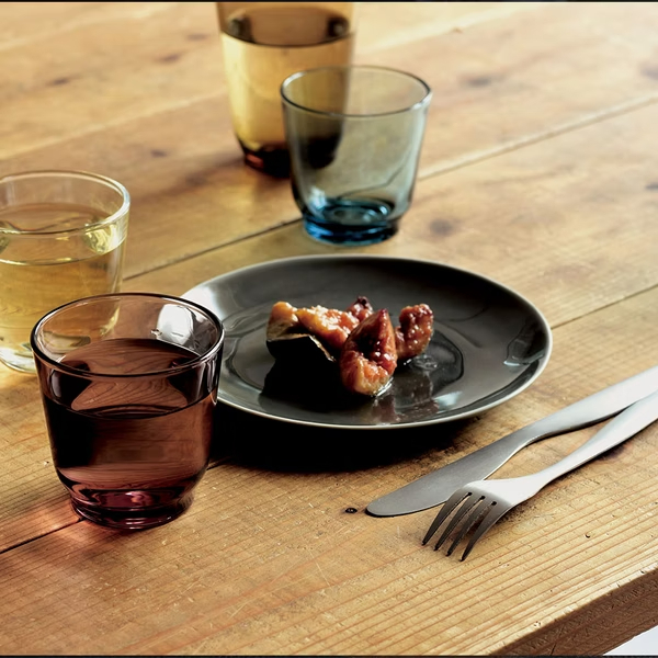 KINTO-HIBI 餐刀、餐叉,透過逐漸變窄的底座,設計出放置手中的平衡感及滑順