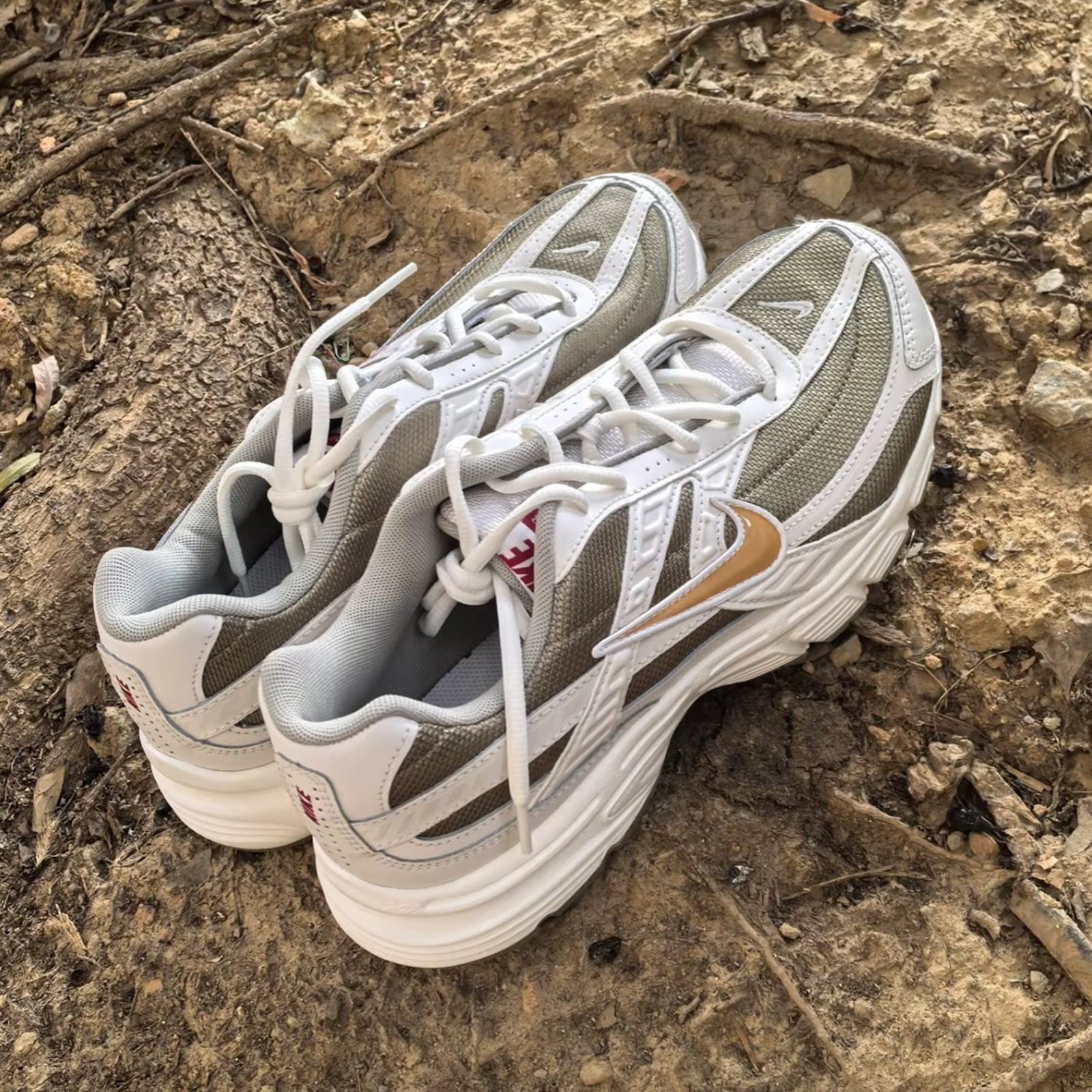 Nike Initiator CNY 馬年限定 橄欖綠白 黃勾 白綠 新年 男女休閒慢跑鞋 IQ9788-271