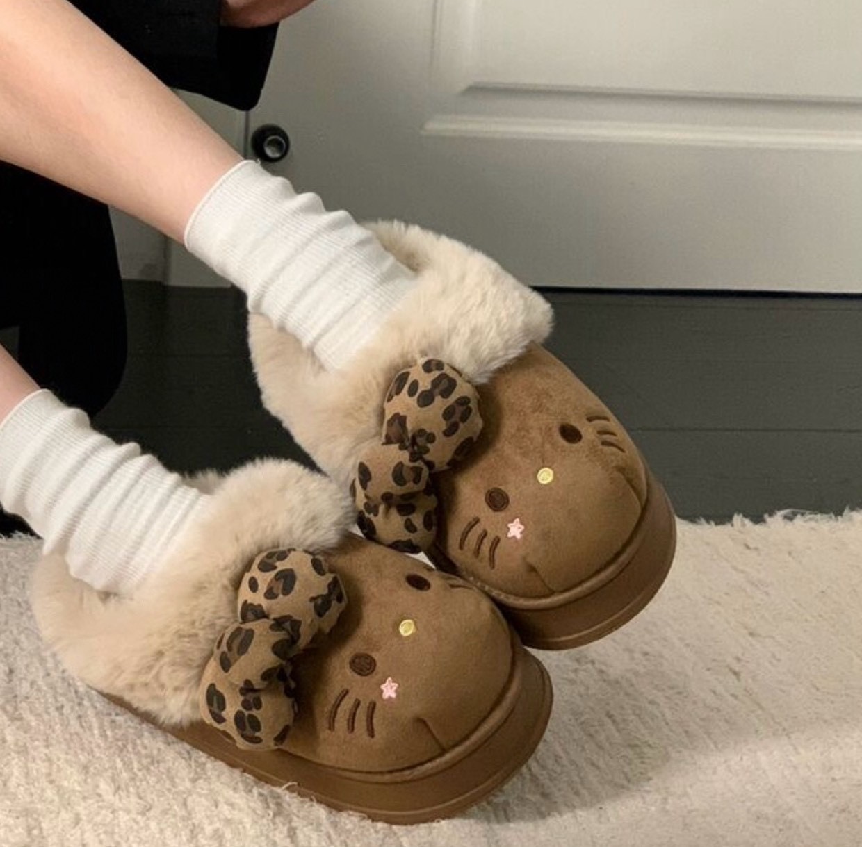 【Luxury】Sanrio 三麗鷗 × Hello Kitty 凱蒂貓 曬黑豹紋蝴蝶結款 雪地靴 懶人鞋 雪靴 毛毛鞋 MULE