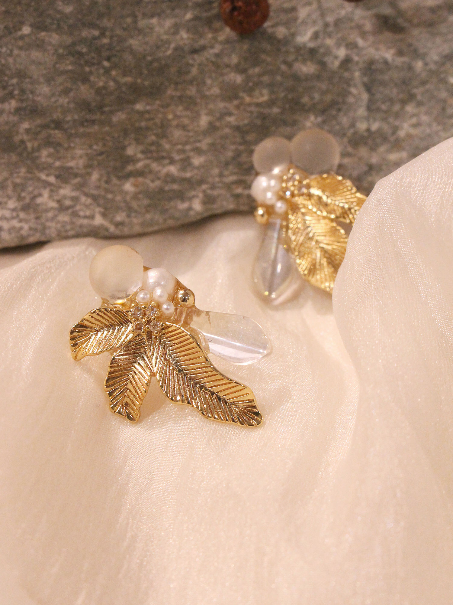 過度曲。MUCHAT手作14KGP珍珠花葉不對稱純銀針耳環